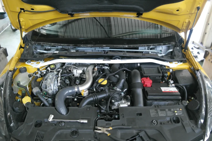 Ultra Racing Renault Clio RS Mk4 13+ Ultra-R 2P Front Upper Strut Bar, référence TW2-3212
