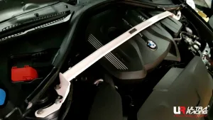 Ultra Racing BMW 3 F30 330i /M2 F87 /435 UltraRacing Front Upper Strutbar, référence TW2-3744