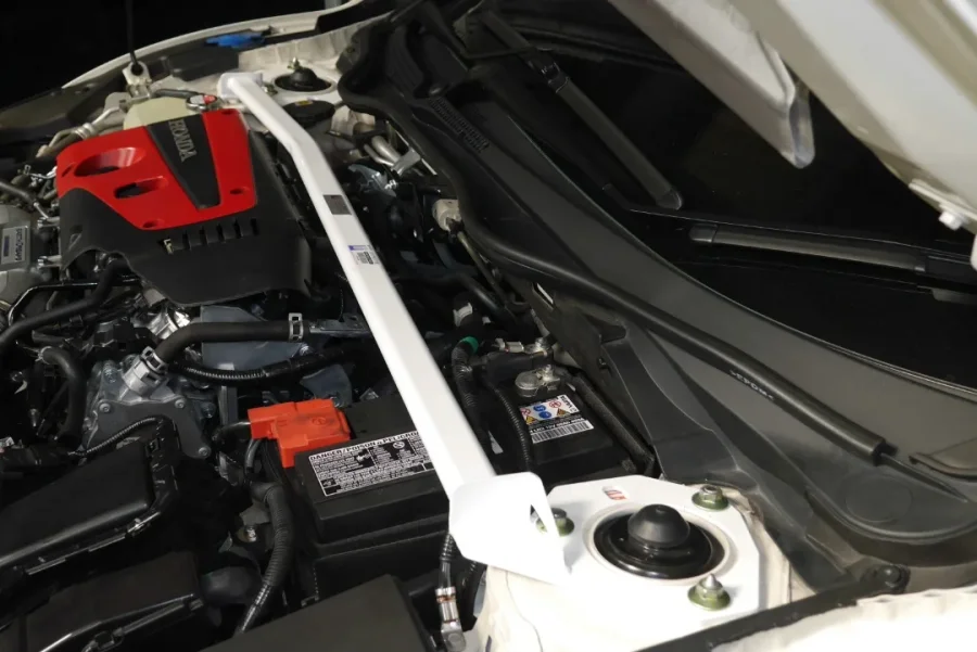 Ultra Racing Honda Civic Type-R FK8 17+ Ultra-R 2P Front Upper Strutbar, référence TW2-3932