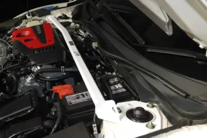 Ultra Racing Honda Civic Type-R FK8 17+ Ultra-R 2P Front Upper Strutbar, référence TW2-3932