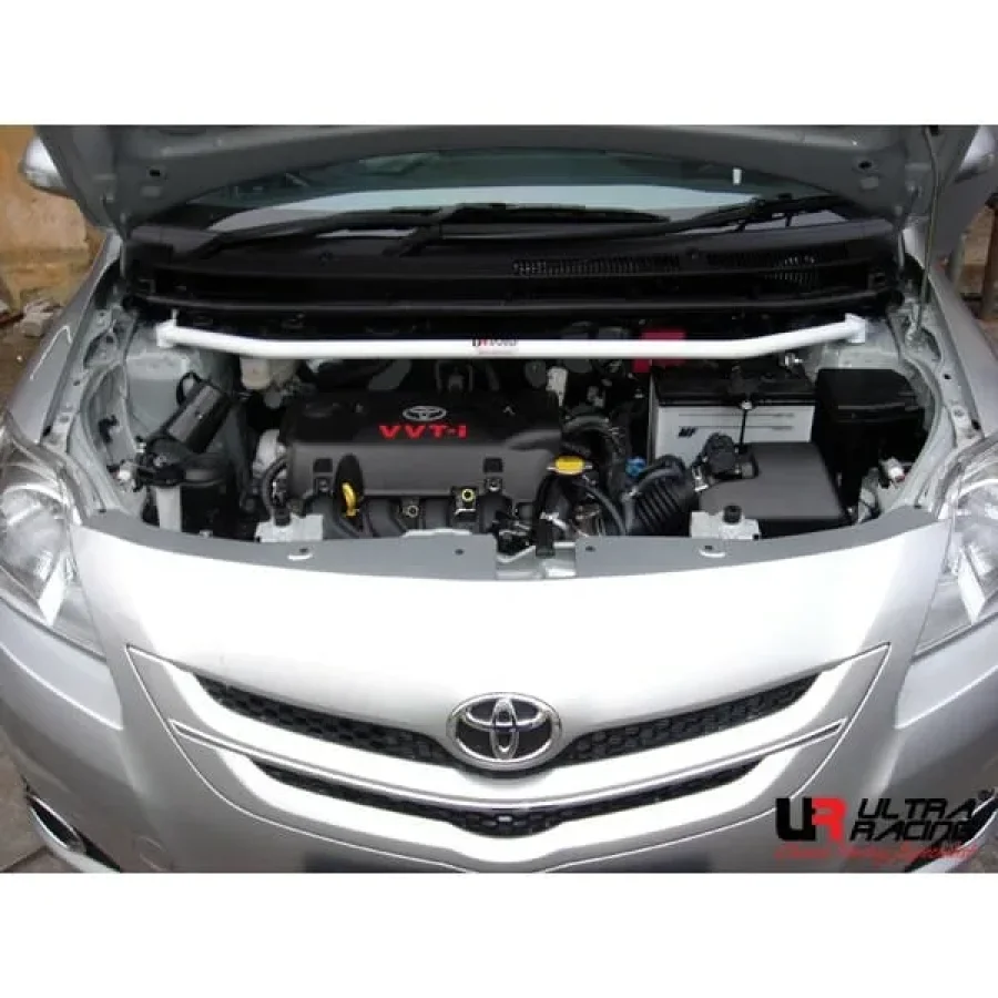 Ultra Racing Toyota Yaris XP90 1.5 05-13 2WD Ultra Racing Front Strut Bar, référence TW2-402