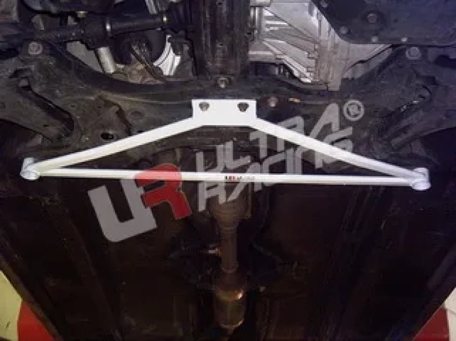 Ultra Racing Toyota Celica T23 00+ UltraRacing 3-Point Front Lower Brace, référence LA3-153