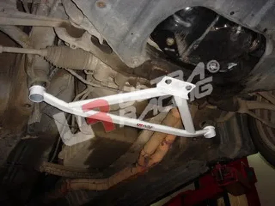 Ultra Racing Lexus IS200/RS200 UltraRacing 7-Point Front Lower Brace, référence LA7-314