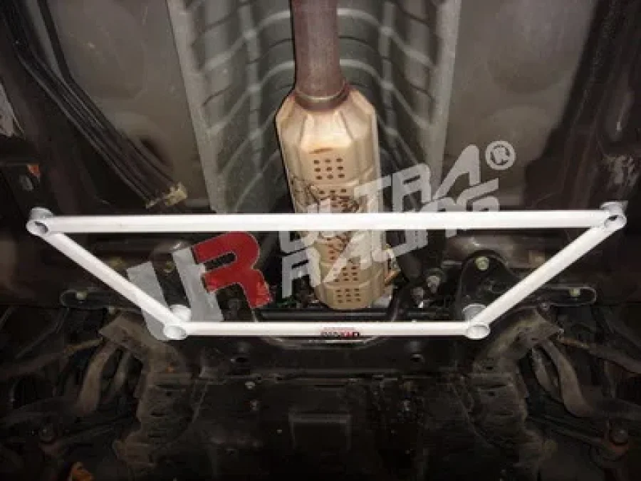 Ultra Racing Mazda 6 GG 03-08 UltraRacing 4-Point Front Lower Brace, référence LA4-271