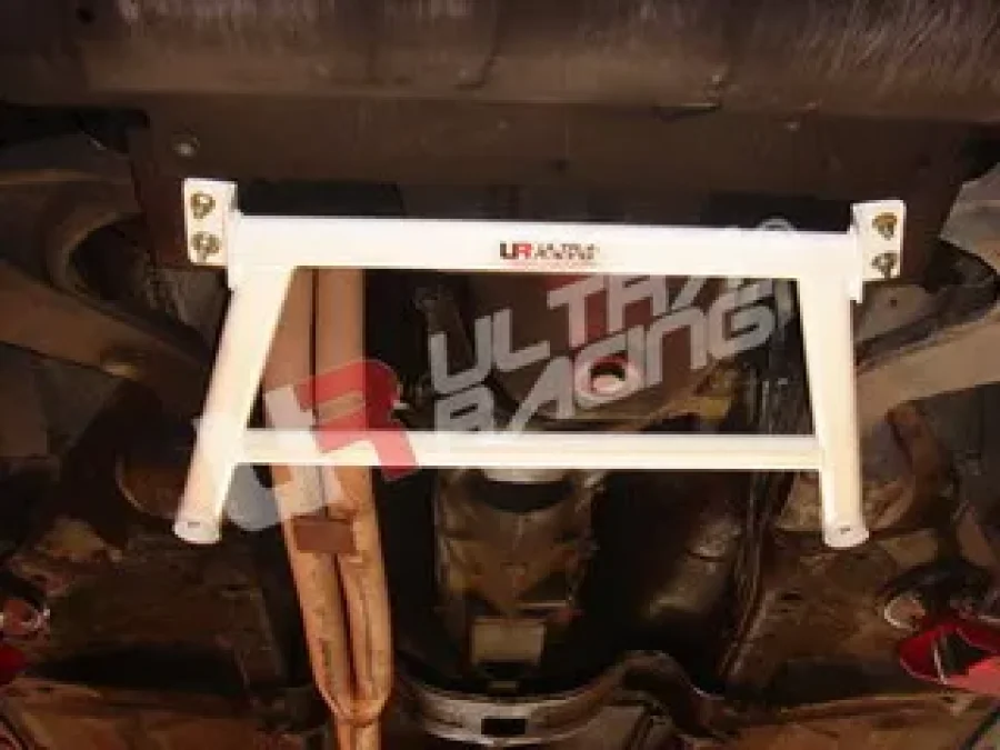 Ultra Racing Volvo 240 UltraRacing 4-Point Front Lower Brace, référence LA4-285