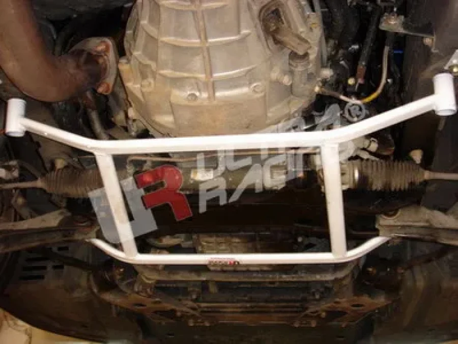 Ultra Racing Nissan S15 99-01 UltraRacing 4-Point Front Lower Brace 375, référence LA4-375