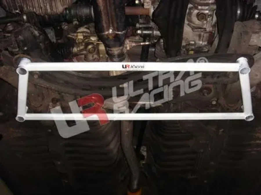 Ultra Racing Mazda 323F BA 94-98 UltraRacing 4-Point Front Lower Brace, référence LA4-553
