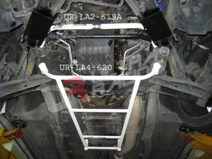Ultra Racing Nissan Skyline R34 GTT UltraRacing 4-Point Front Lower Brace, référence LA4-620