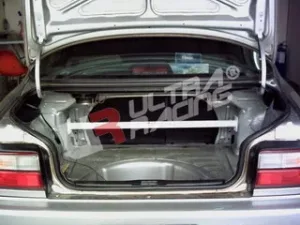 Ultra Racing Toyota Corolla AE80/82/92/101/111 UltraR Rear Upper Strutbar, référence RE2-102