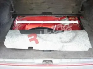 Ultra Racing Volvo 850 Turbo Wagon UltraRacing Rear Upper Strutbar 355, référence RE2-355