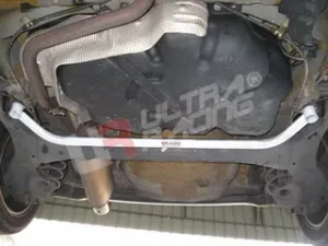 Ultra Racing Smart Forfour UltraRacing 2-Point Rear Lower Tiebar, référence RL2-773