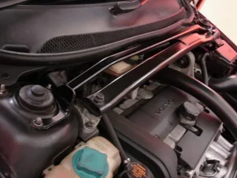 Ultra Racing Volvo S60/S60R/V70 UltraRacing 2P Front Upper Strutbar, référence TW2-192