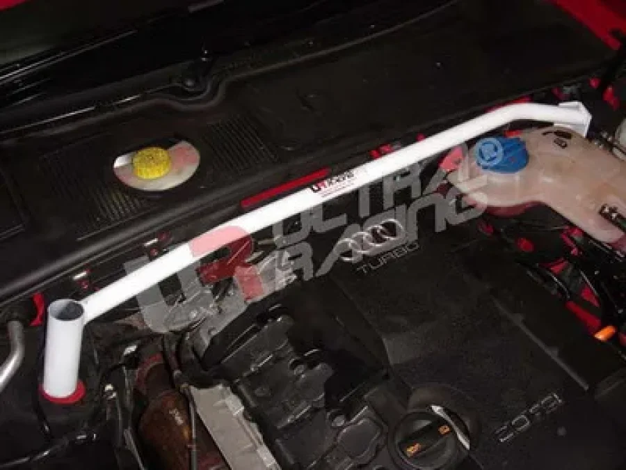 Ultra Racing Audi A4 04-07 FSI UltraRacing 2-Point Front Upper Strutbar, référence TW2-360
