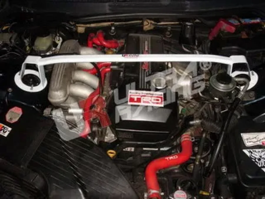 Ultra Racing Lexus IS200 (4-cyl) UltraRacing 2-Point Front Upper Strutbar, référence TW2-470