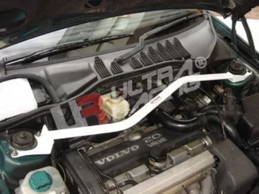 Ultra Racing Volvo 850 Turbo 4D/Wagon OBD-2 Ultra-R Front Upper Strutbar, référence TW2-530