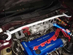 Ultra Racing Mazda 323F BA 94-98 UltraRacing Front Upper Strutbar 550, référence TW2-550