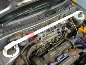 Ultra Racing Suzuki Swift 89-94 UltraRacing 2-Point Front Upper Strutbar, référence TW2-633