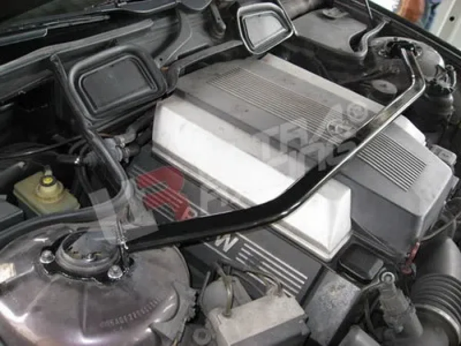 Ultra Racing BMW 7-Series E38 730/740 UltraRacing Front Upper Strutbar, référence TW2-735