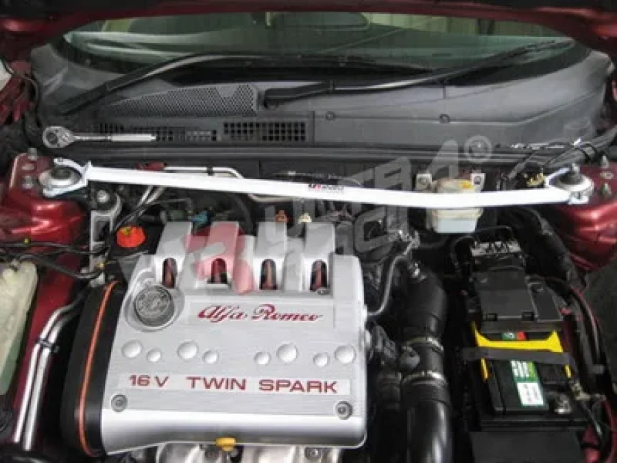 Ultra Racing Alfa Romeo 147 UltraRacing 2-Point Front Upper Strutbar, référence TW2-784