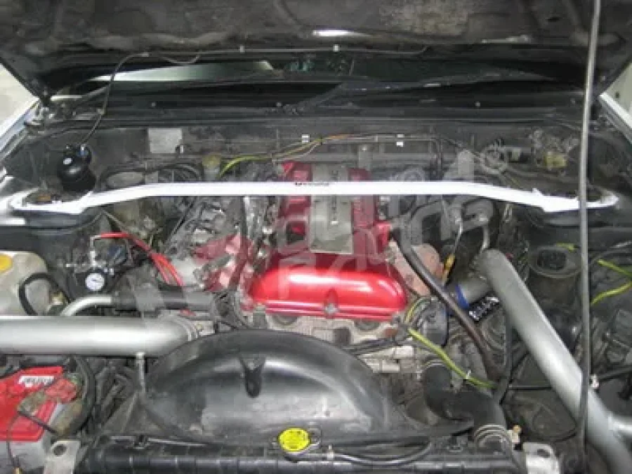 Ultra Racing Nissan S13 89-94 SR20DET UltraRacing Front Upper Strutbar, référence TW2-080