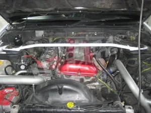 Ultra Racing Nissan S13 89-94 SR20DET UltraRacing Front Upper Strutbar, référence TW2-080