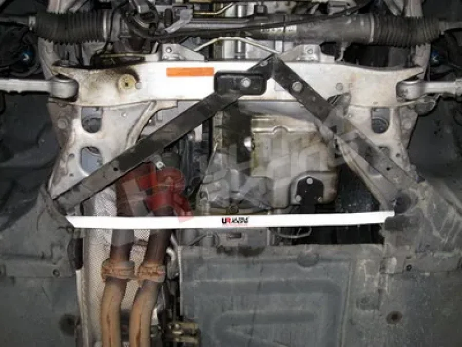 Ultra Racing BMW 3 E90 series 320/325/M3 Ultra-R Front Lower Tiebar, référence LA2-1027