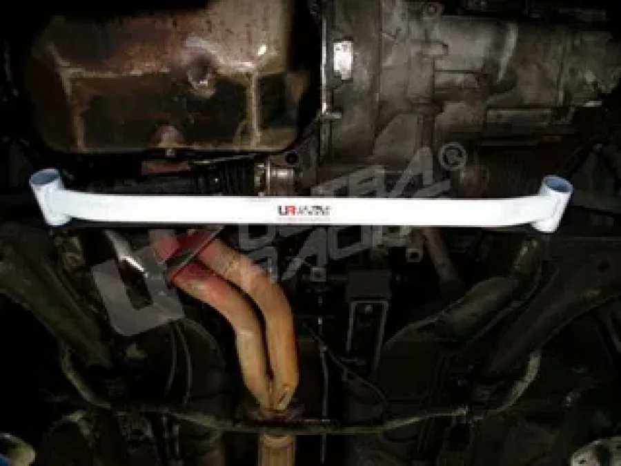 Ultra Racing VW Golf I UltraRacing 2-Point Front Lower Tiebar, référence LA2-979