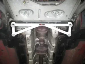 Ultra Racing Renault Clio C 05+ UltraRacing 4-Point Front H-Brace, référence LA4-991