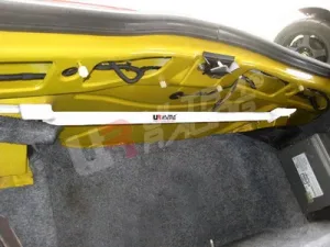 Ultra Racing Alfa Romeo Spider GTV UltraRacing Rear Upper Strutbar, référence RE2-1070