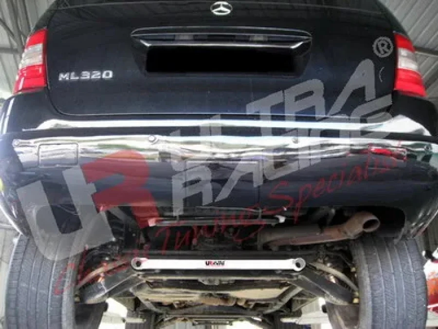 Ultra Racing Mercedes ML 320 97-05 UltraRacing 2-Point Rear Lower Tiebar, référence RL2-1017