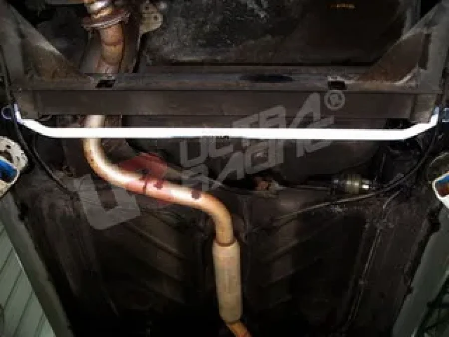 Ultra Racing VW Golf I UltraRacing 2-Point Rear Lower Tiebar, référence RL2-980