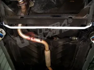 Ultra Racing VW Golf I UltraRacing 2-Point Rear Lower Tiebar, référence RL2-980
