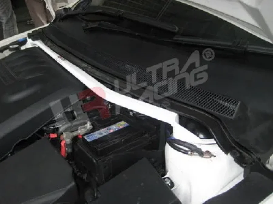 Ultra Racing Ford Focus MK2 2.0 TDCI UltraRacing Front Upper Strutbar, référence TW2-1042