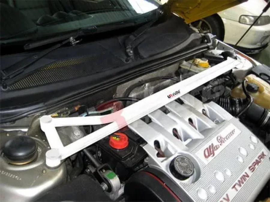 Ultra Racing Alfa Romeo Spider GTV 2.0 UltraRacing Front Upper Strutbar, référence TW2-1069