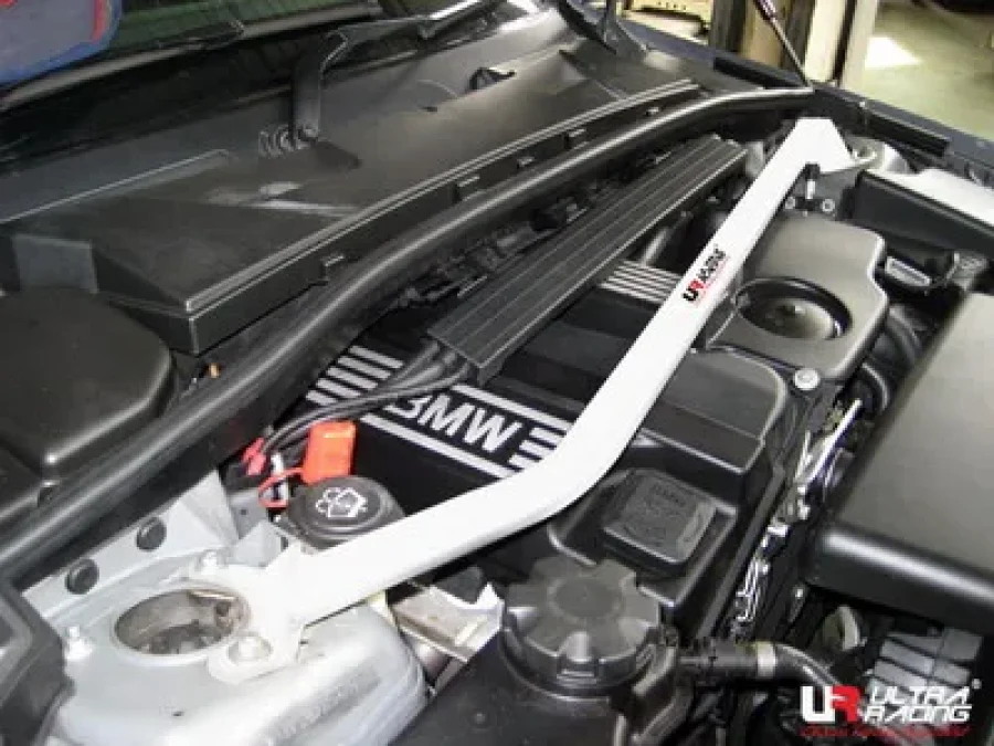 Ultra Racing BMW 1 04-11 E87 (120i) 2.0 UltraRacing Front Upper Strutbar, référence TW2-1121