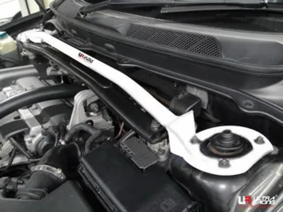 Ultra Racing Volvo XC90 02+ 2.5 UltraRacing 2-Point Front Upper Strutbar, référence TW2-1126