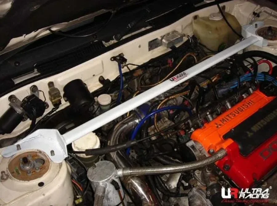 Ultra Racing Mitsubishi Galant 87-93 VR4 UltraRacing Front Upper Strutbar, référence TW2-379