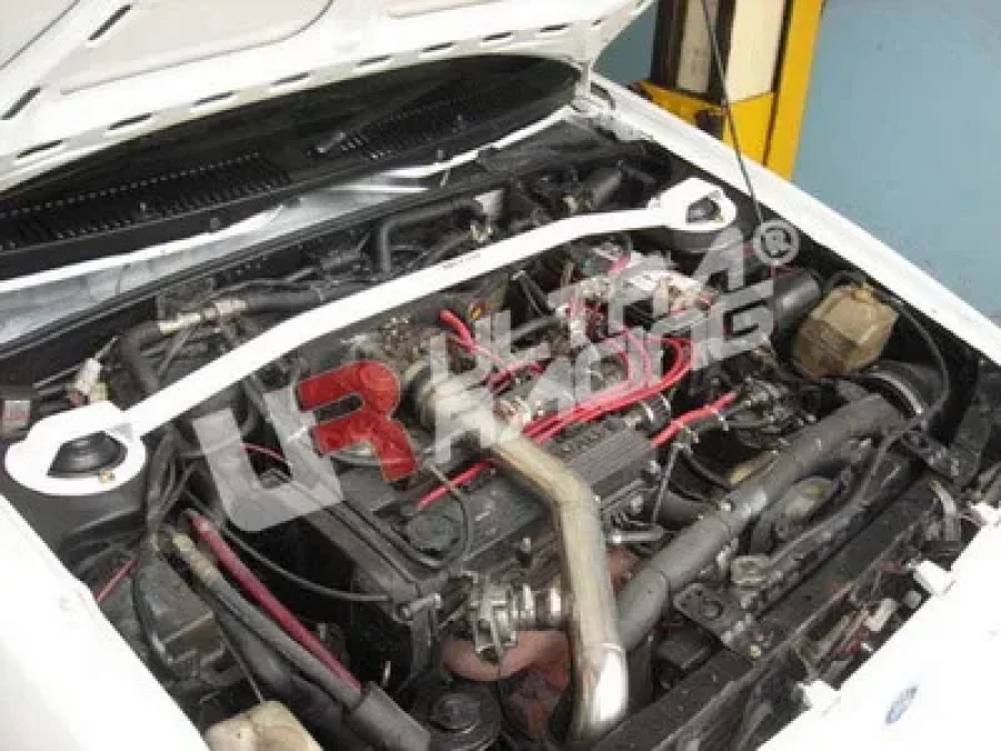 Ultra Racing Mazda 323BF 86-89 [No Carb] UltraRacing Front Upper Strutbar, référence TW2-458