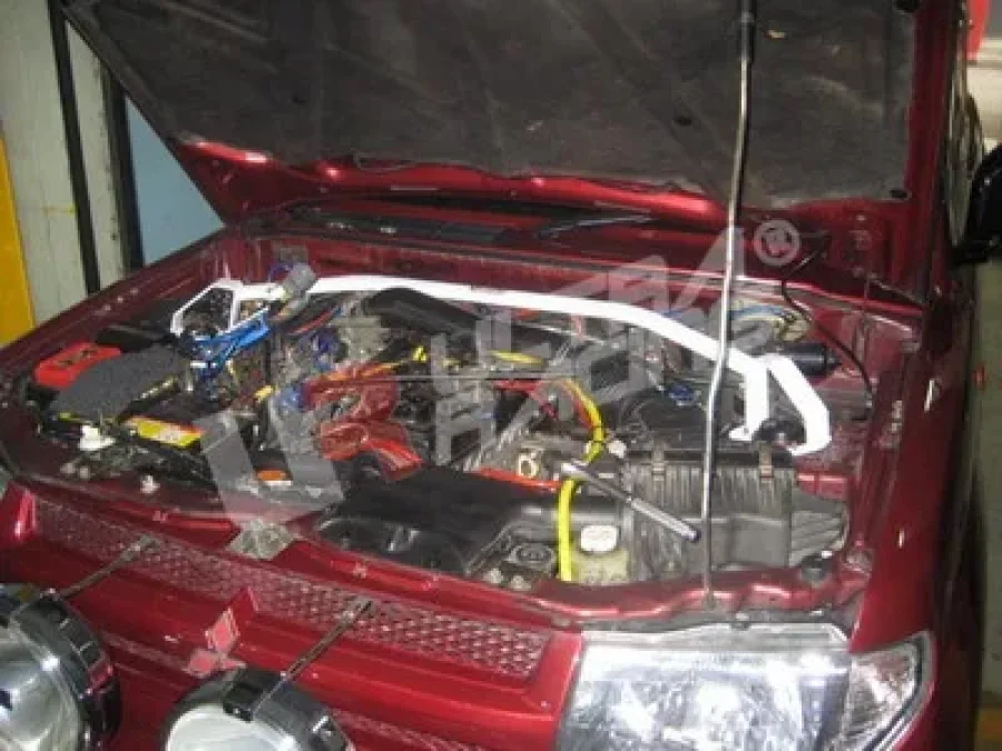 Ultra Racing Mitsubishi Pajero IO 98+ UltraRacing Front Upper Strutbar, référence TW2-598