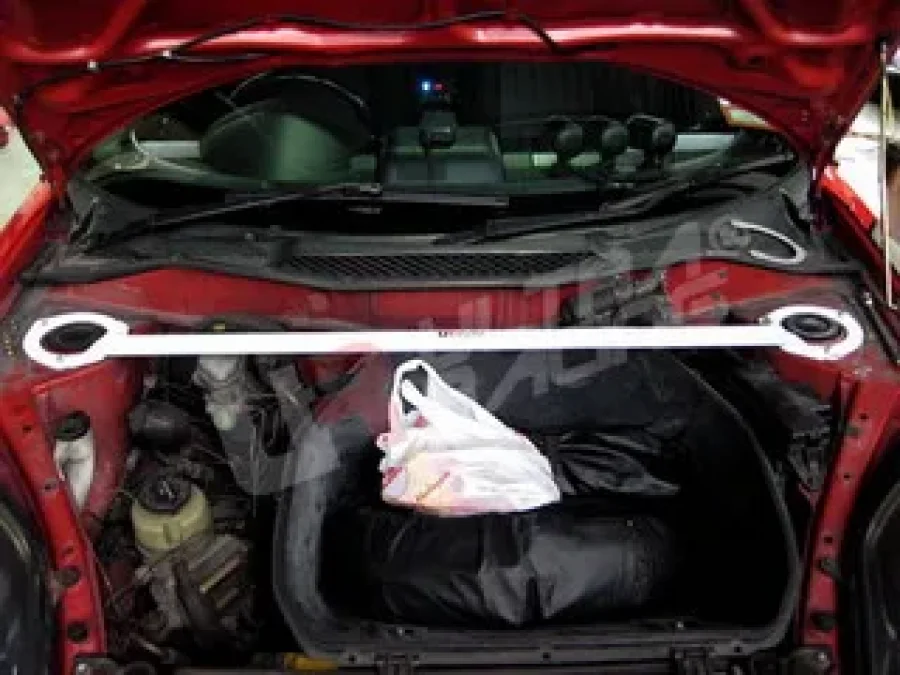 Ultra Racing Toyota MR2/MRS 01-03 UltraRacing Front Upper Strutbar RHD, référence TW2-957
