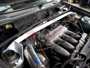 Ultra Racing VW Golf I UltraRacing Front Upper Strutbar (Drilling Req.), référence TW2-977