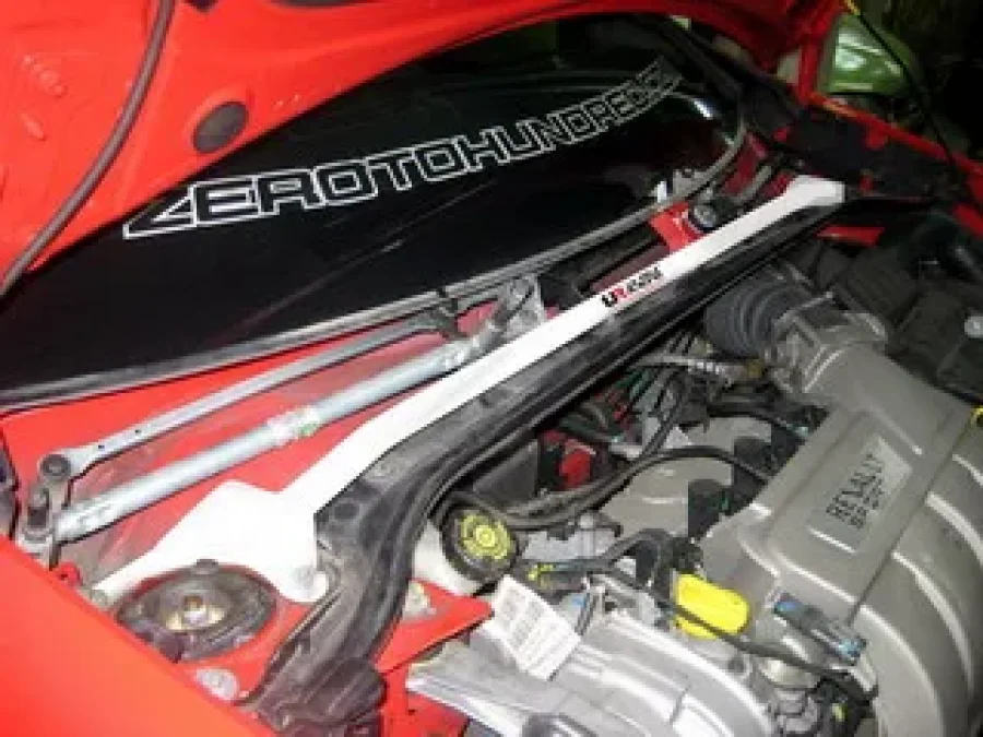 Ultra Racing Renault Clio C 05+ UltraRacing 2-Point Front Upper Strutbar, référence TW2-990