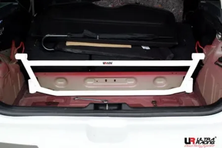 Ultra Racing Renault Clio C 05+ UltraRacing 4-Point Rear Trunk Brace, référence RE4-1321