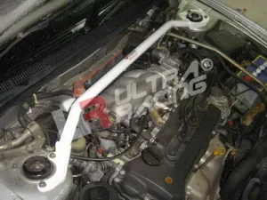 Ultra Racing Nissan Sunny 95-99 B14 UltraRacing Front Upper Strutbar, référence TW2-121
