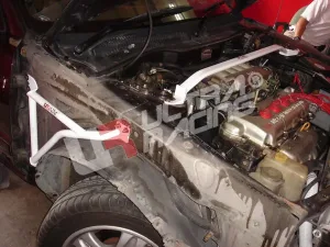 Ultra Racing Nissan Sunny 91-94 B13 UltraRacing Front Upper Strutbar, référence TW2-184