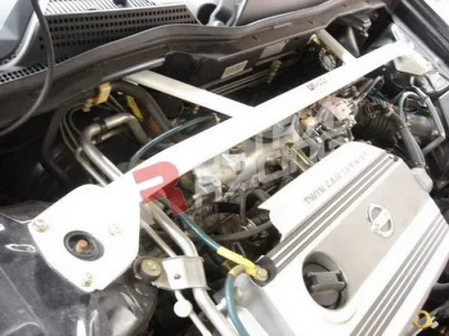 Ultra Racing Nissan Almera 00-05 N16 Ultra-R 4-Point Front Upper Strutbar, référence TW4-032