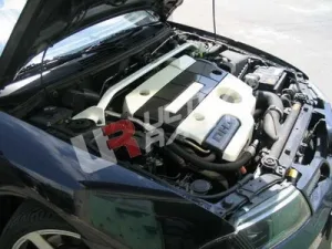 Ultra Racing Mitsubishi Carisma 95-04 Ultra-R Front Upper Strutbar, référence TW2-061