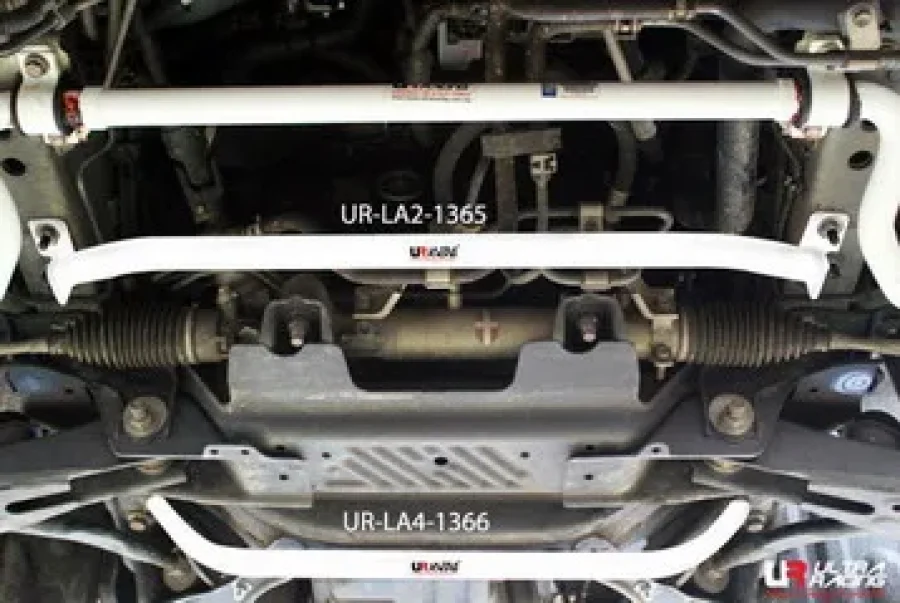 Ultra Racing Toyota Hiace/H200 04+ UltraRacing Front Lower Tiebar 1365, référence LA2-1365