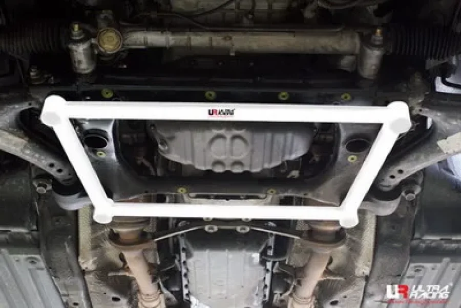 Ultra Racing Lexus LS 430 00-06 UltraRacing 4-Point Front Lower Brace, référence LA4-1352
