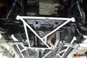 Ultra Racing Nissan Skyline GTR R33 Ultra-R 4-Point Front Lower H-Brace, référence LA4-1389